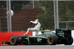 Heikki Kovalainen (Lotus) entsteigt seinem Auto
