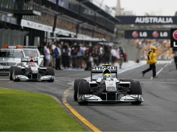 Nico Rosberg vor Michael Schumacher Nico Rosberg vor Michael Schumacher