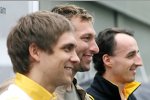Vitaly Petrov (Renault) und Robert Kubica (Renault) rahmen Schwimmer Ian Thorpe ein