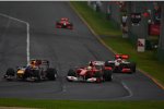 Felipe Massa (Ferrari) wehrt sich gegen Mark Webber (Red Bull) 