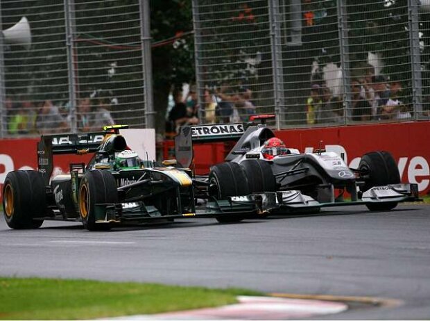 Michael Schumacher attackiert Heikki Kovalainen Michael Schumacher attackiert Heikki Kovalainen