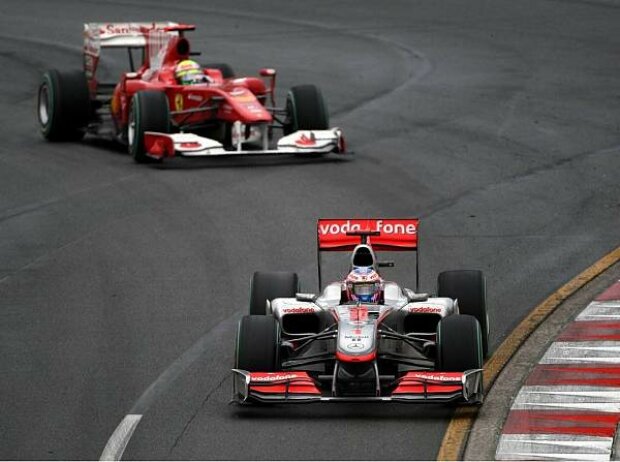 Jenson Button vor Felipe Massa Jenson Button vor Felipe Massa