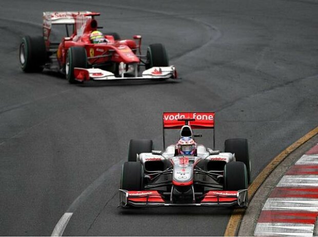 Jenson Button vor Felipe Massa