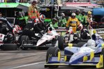  Ryan Briscoe an der Penske-Box