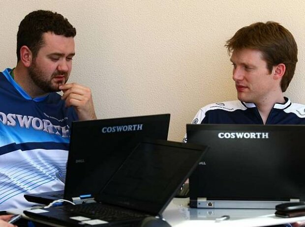 Titel-Bild zur News: Cosworth-Techniker bei der Analyse