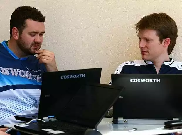 Cosworth-Techniker bei der Analyse Titel-Bild zur News: Cosworth-Techniker bei der Analyse