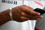Lewis Hamilton (McLaren) spielt mit seinem Handy