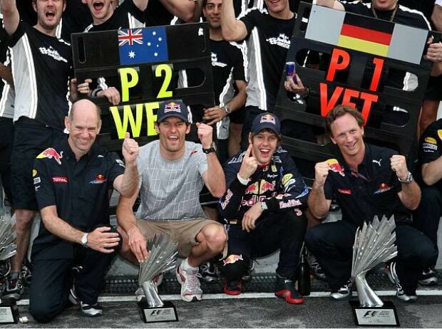 Titel-Bild zur News: Jubelndes Red-Bull-Team