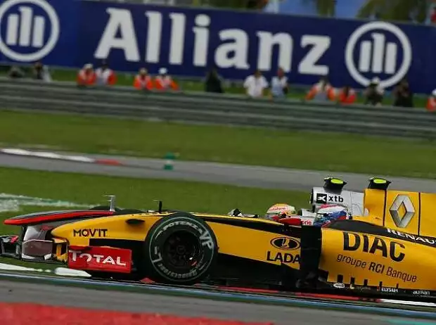 Vitaly Petrov und Lewis Hamilton Titel-Bild zur News: Vitaly Petrov und Lewis Hamilton