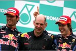Mark Webber (Red Bull), Adrian Newey (Technischer Direktor) und Sebastian Vettel (Red Bull) 