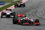Lewis Hamilton (McLaren) vor Kamui Kobayashi (Sauber) 