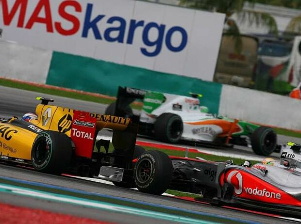 Vitaly Petrov vor Lewis Hamilton Vitaly Petrov vor Lewis Hamilton