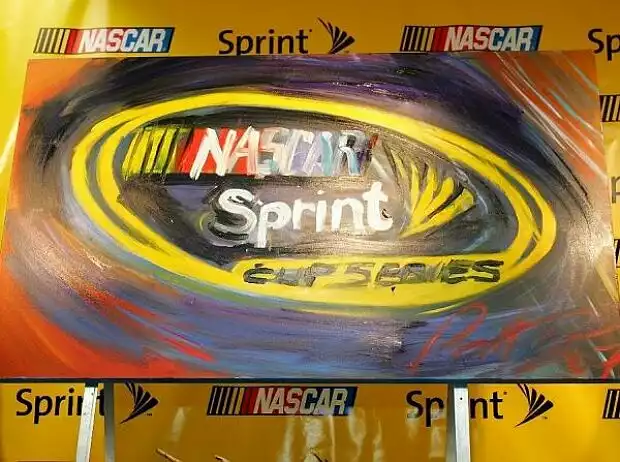 Titel-Bild zur News: NASCAR Logo als Ölgemälde