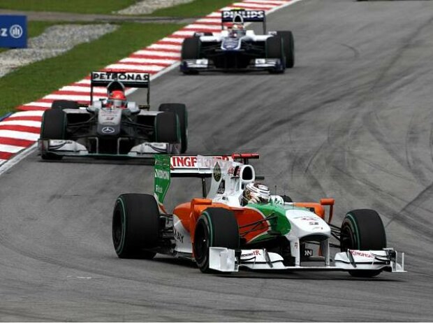 Adrian Sutil vor Michael Schumacher