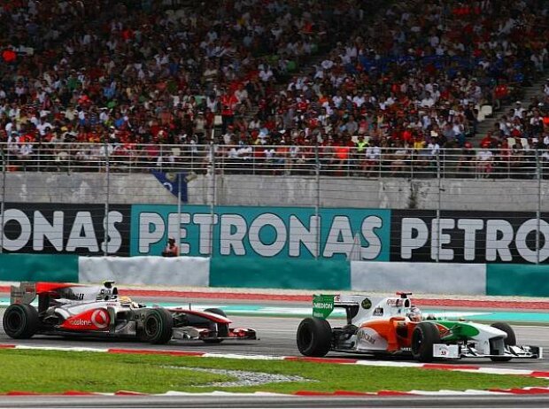 Lewis Hamilton hinter Adrian Sutil