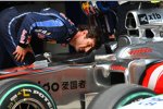 Mark Webber (Red Bull) schielt in den McLaren