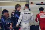 Michael Schumacher (Mercedes) gratueliert Sebastian Vettel (Red Bull) 