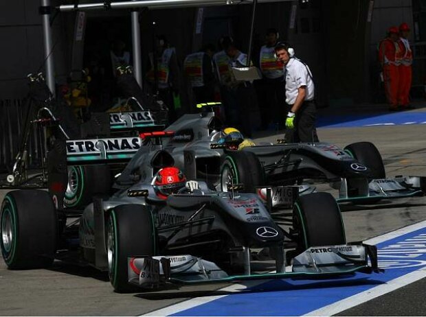 Michael Schumacher vor Nico Rosberg Michael Schumacher vor Nico Rosberg