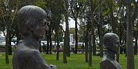 Statuen von Bernie Ecclestone und Lewis Hamilton