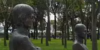 Statuen von Bernie Ecclestone und Lewis Hamilton