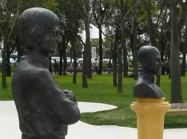 Statuen von Bernie Ecclestone und Lewis Hamilton Titel-Bild zur News: Statuen von Bernie Ecclestone und Lewis Hamilton