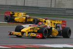 Robert Kubica (Renault) vor Vitaly Petrov (Renault) 