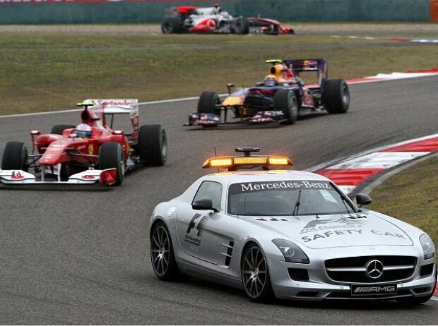 Fernando Alonso hinter dem Safety-Car