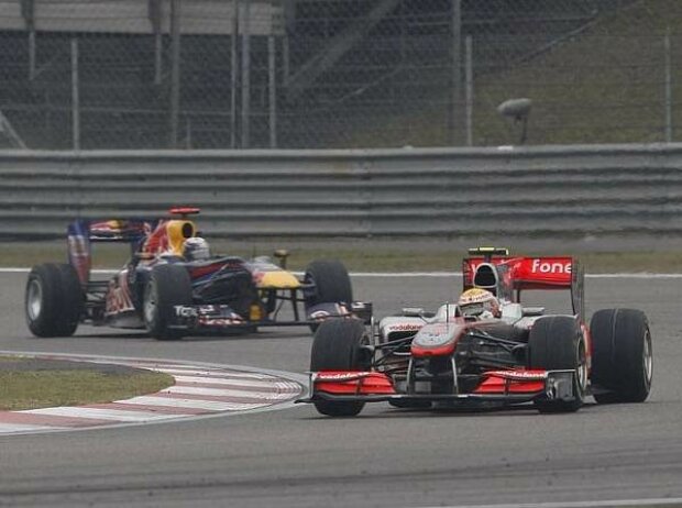 Lewis Hamilton vor Sebastian Vettel Lewis Hamilton vor Sebastian Vettel