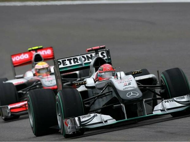 Titel-Bild zur News: Michael Schumacher vor Lewis Hamilton