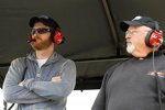 Dale Earnhardt Jr. und Tony Eury Sr. beobachten Jamie McMurray 