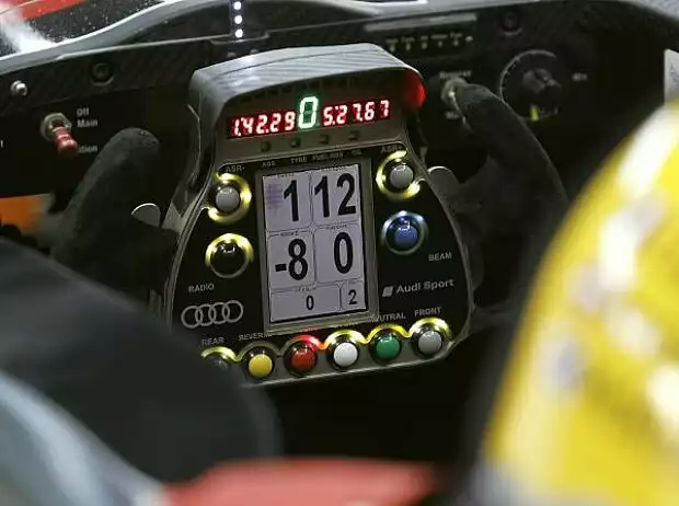 Lenkrad Audi R15 Titel-Bild zur News: Lenkrad Audi R15