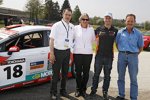 Fredy Barth (Sunred) mit Christian Mettler (ACS), Franziska Derungs (KuK) und dem Gewinnter der Taxifahrt im SEAT León TDI, Oskar Saxer