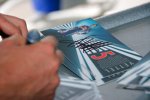 Sebastian Vettel (Red Bull) gibt Autogramme