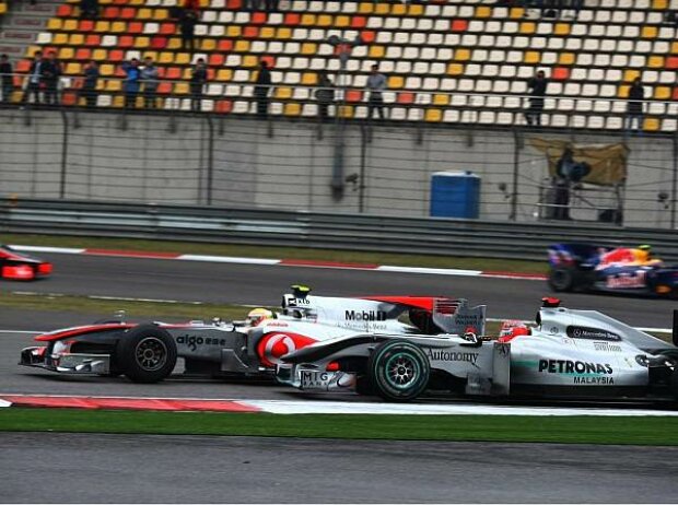 Titel-Bild zur News: Lewis Hamilton überholt Michael Schumacher