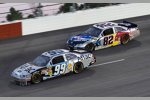 Scott Speed (Red Bull) jagt Carl Edwards (Roush) 