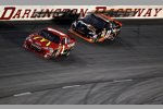 Denny Hamlin (Gibbs) jagt Jamie McMurray (EGR) 