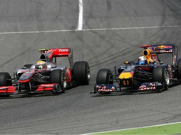 Titel-Bild zur News: Lewis Hamilton überholt Sebastian Vettel