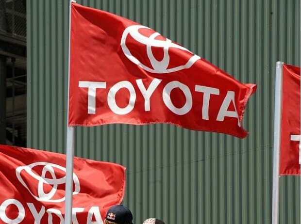 Titel-Bild zur News: Toyota-Fahnen