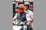 Michael Schumacher (Mercedes) Michael Schumacher (Mercedes) chauffiert seinen Renningenieur Andrew Shovlin