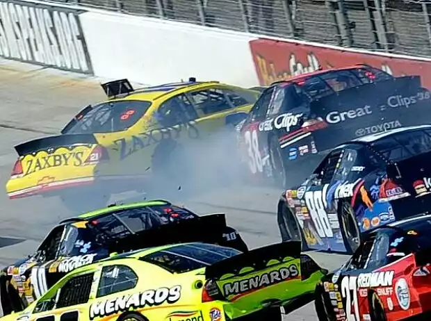 Kasey Kahne, Clint Bowyer Titel-Bild zur News: Kasey Kahne, Clint Bowyer
