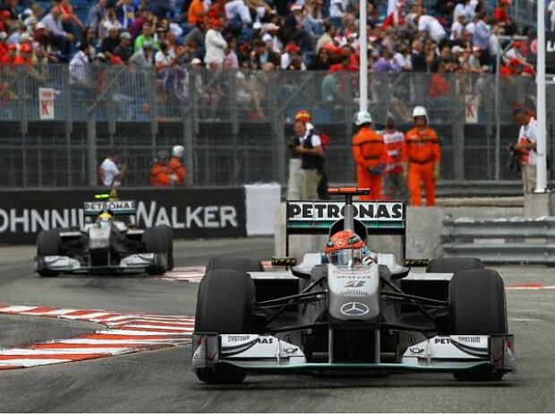 Titel-Bild zur News: Michael Schumacher vor Nico Rosberg