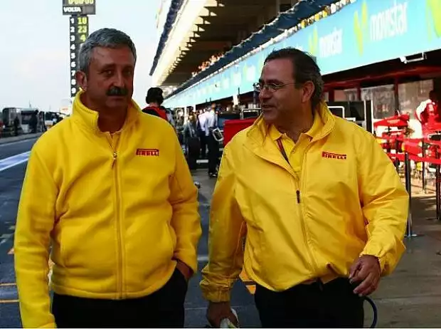 Pirelli-Personal im Fahrerlager Titel-Bild zur News: Pirelli-Personal im Fahrerlager
