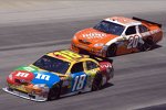 Kyle Busch vor Joey Logano (Gibbs) 