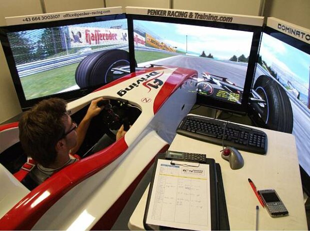 Philipp Eng im Simulator Philipp Eng im Simulator