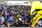 Valentino Rossi (Yamaha), umzingelt von Fans beim Pitwalk