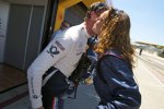 Küsschen für Christina Surer: David Coulthard (Mücke-Mercedes) 