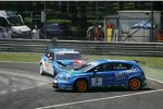 Alain Menu (Chevrolet) und Norbert Michelisz (Zengõ) kollidieren