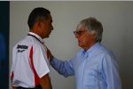 Bernie Ecclestone (Formel-1-Chef) spricht mit Hiroshi Yasukawa (Motorsportdirektor Bridgestone) 