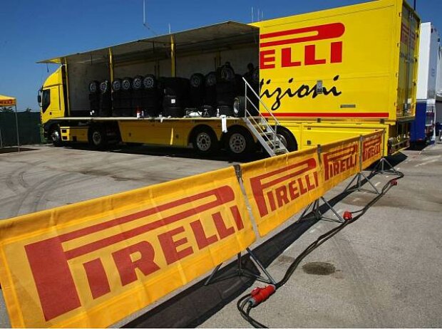 Titel-Bild zur News: Pirelli-Truck