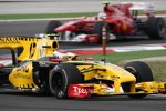 Vitaly Petrov (Renault) vor Fernando Alonso (Ferrari)